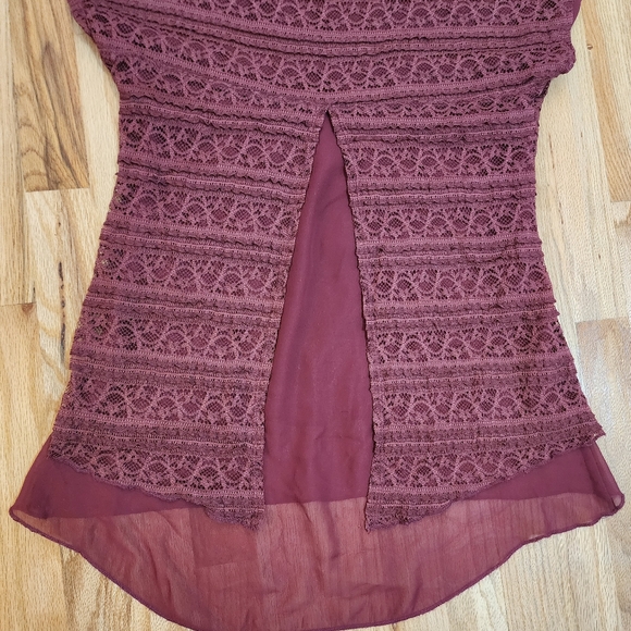 Burgundy red blouse shirt laced hi-low front slit back Size Small - Picture 8 of 8